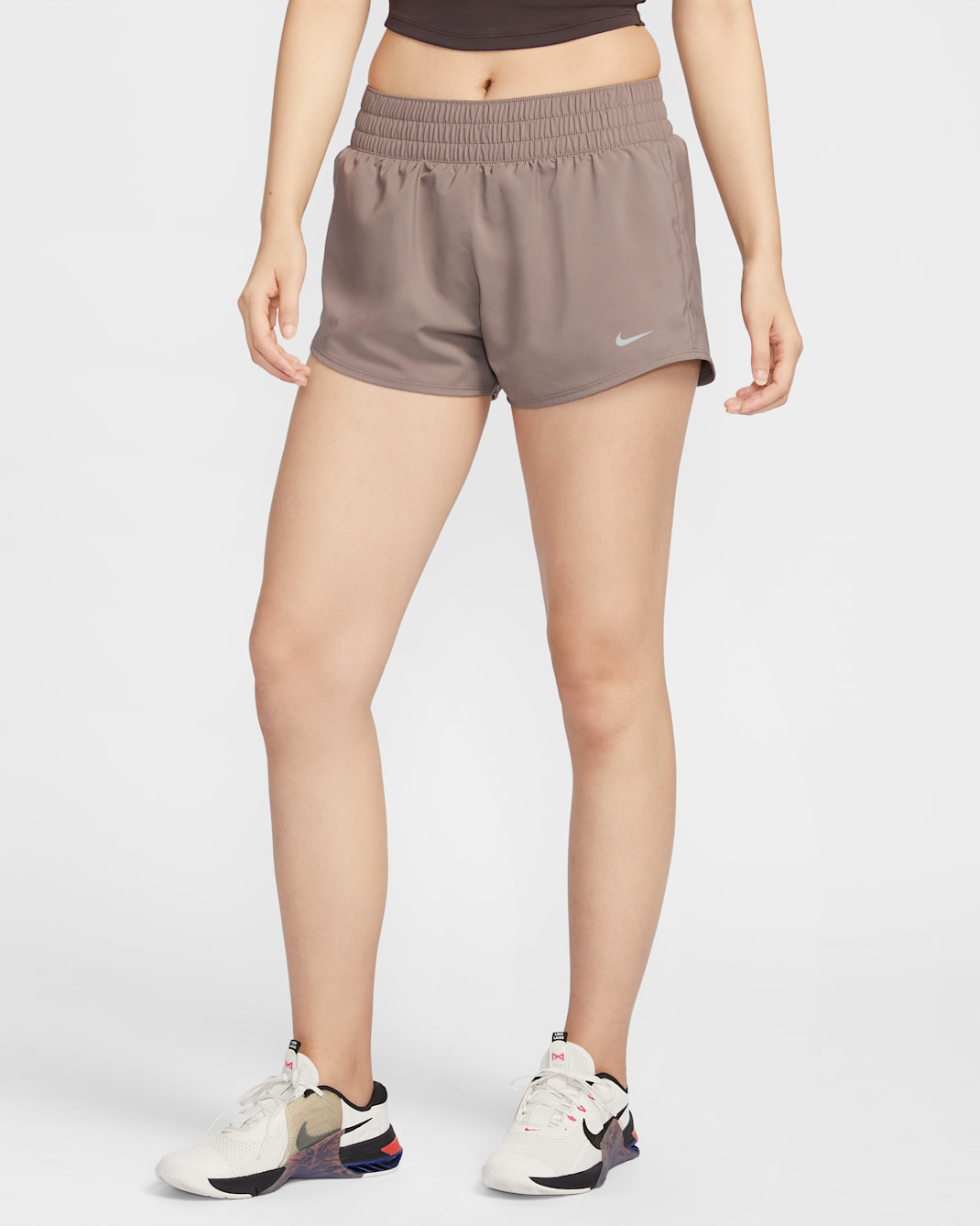 กางเกงขาสั้นเอวปานกลาง 3 นิ้วมีซับในผู้หญิง Nike Dri-FIT One - Mink Brown