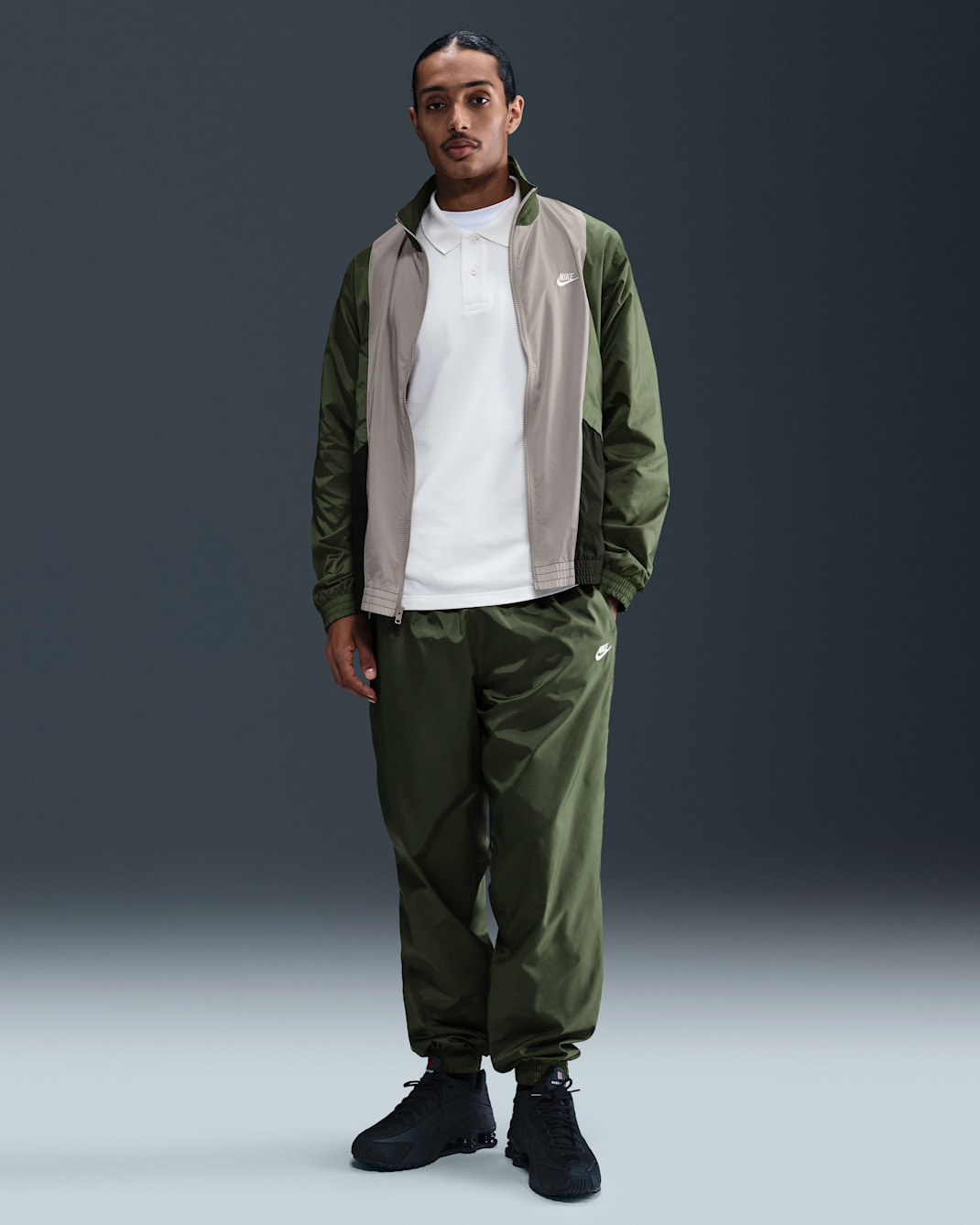 Pánská tkaná tepláková souprava Nike Club - Medium Olive/Sequoia/College Grey/Bílá