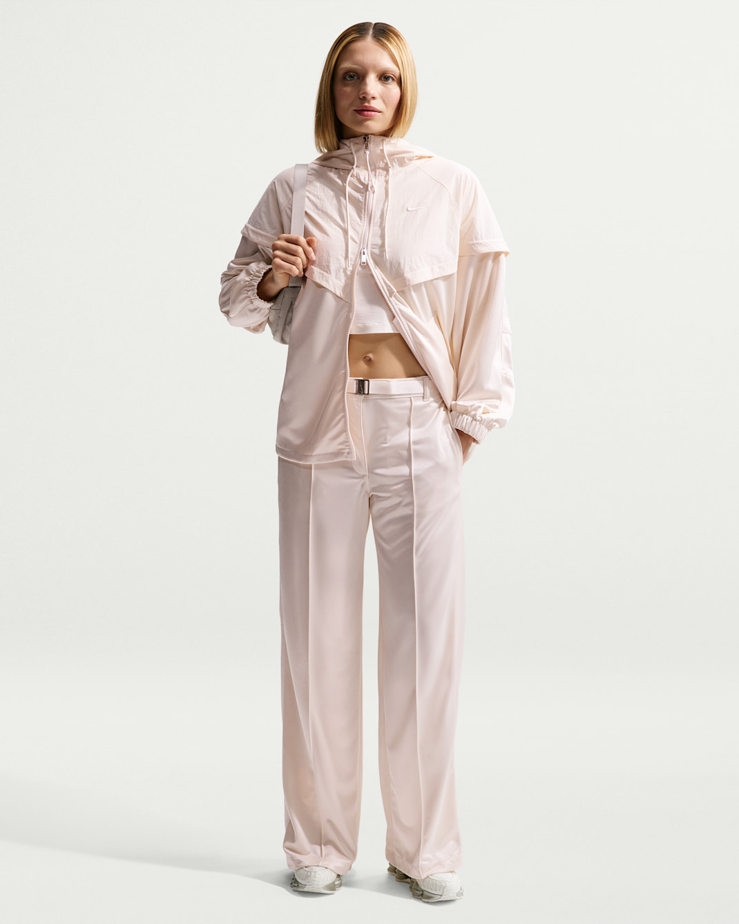 Nike Sportswear bukse med press og belte med mellomhøyt liv og ledig passform til dame - Chalk/Chalk