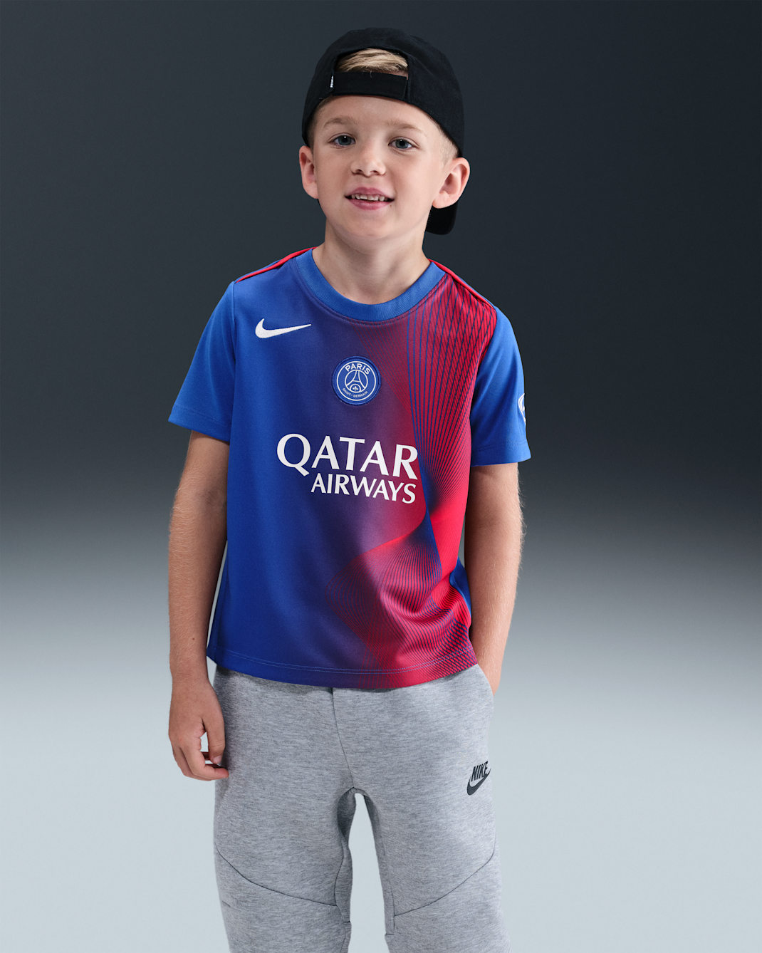Przedmeczowa koszulka piłkarska z krótkim rękawem dla małych dzieci Nike Dri-FIT Total 90 Paris Saint-Germain Academy Pro (wersja trzecia) - Hyper Royal/Global Red/Biel