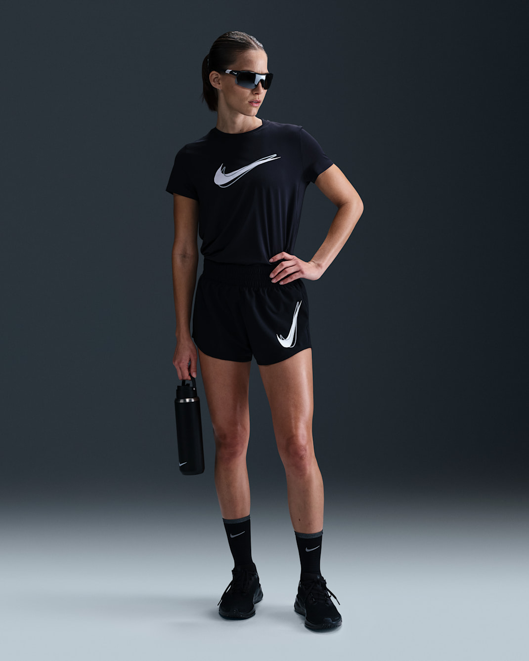 Shorts de correr Dri-FIT de tiro medio con forro de ropa interior para mujer Nike One - Negro