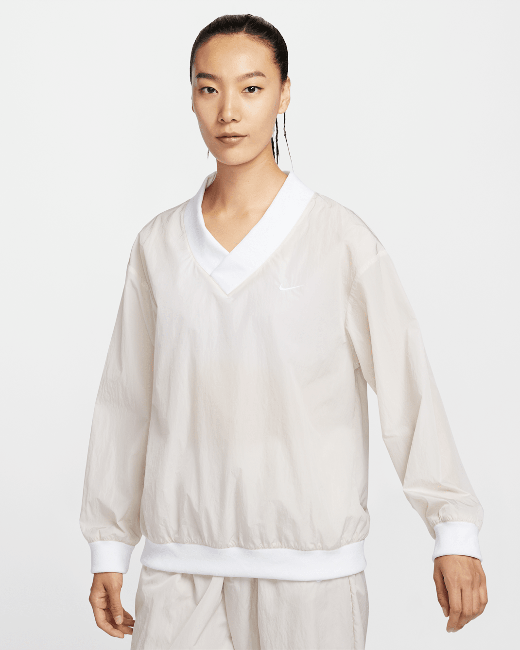 Nike Sportswear Essential 女款寬鬆 UV 梭織長袖 V 領上衣 - Light Orewood Brown/白色