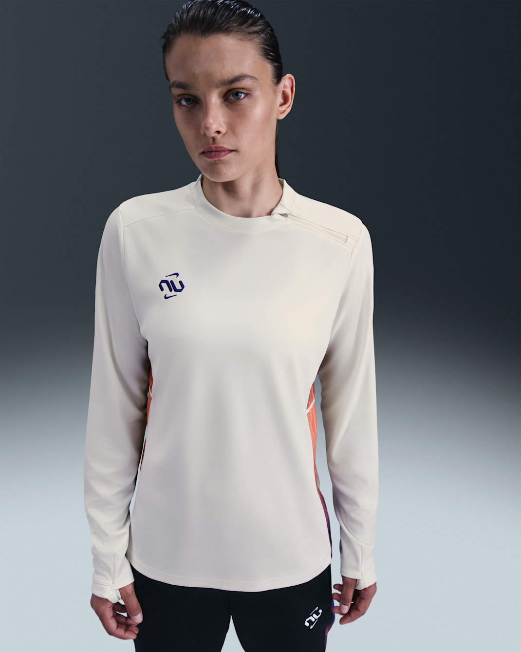 Playera de fútbol de cuello redondo Dri-FIT para mujer Nike United Academy - Vela/Concordia oscuro