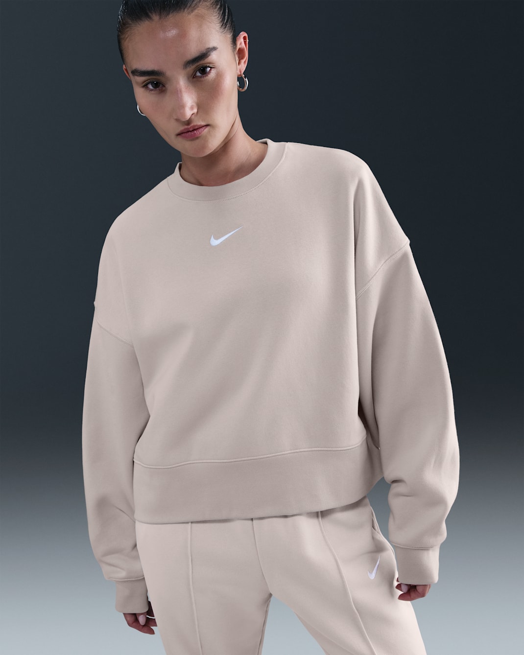 ナイキ スポーツウェア コレクション エッセンシャル ウィメンズ オーバーサイズド フリース クルー - ライトオールウッドブラウン/ホワイト