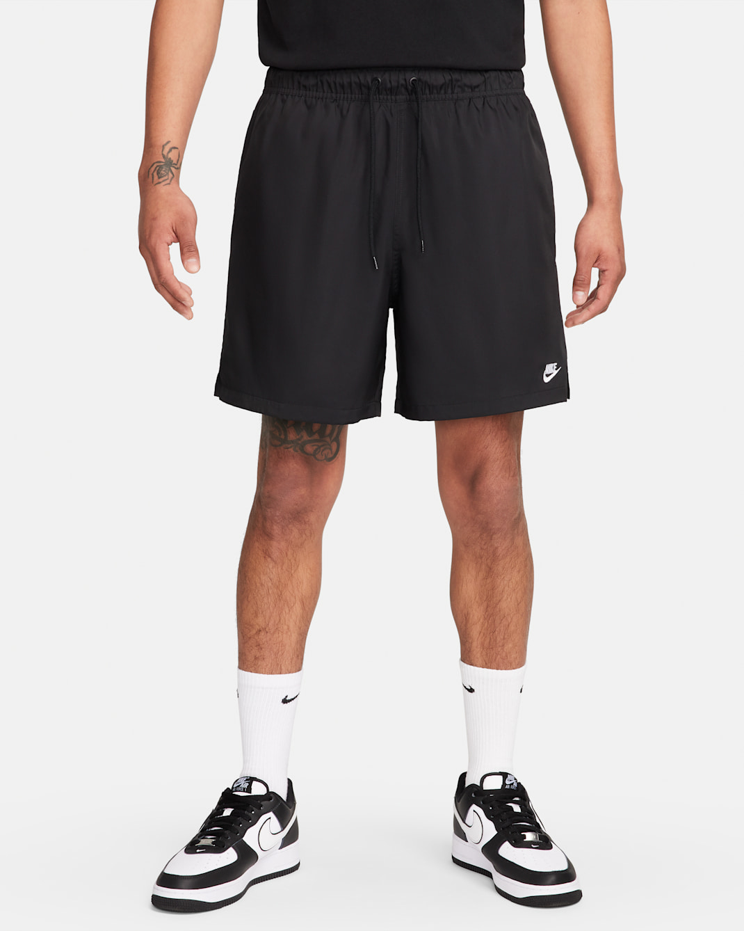 Shorts Flow in tessuto Nike Club – Uomo - Nero/Bianco