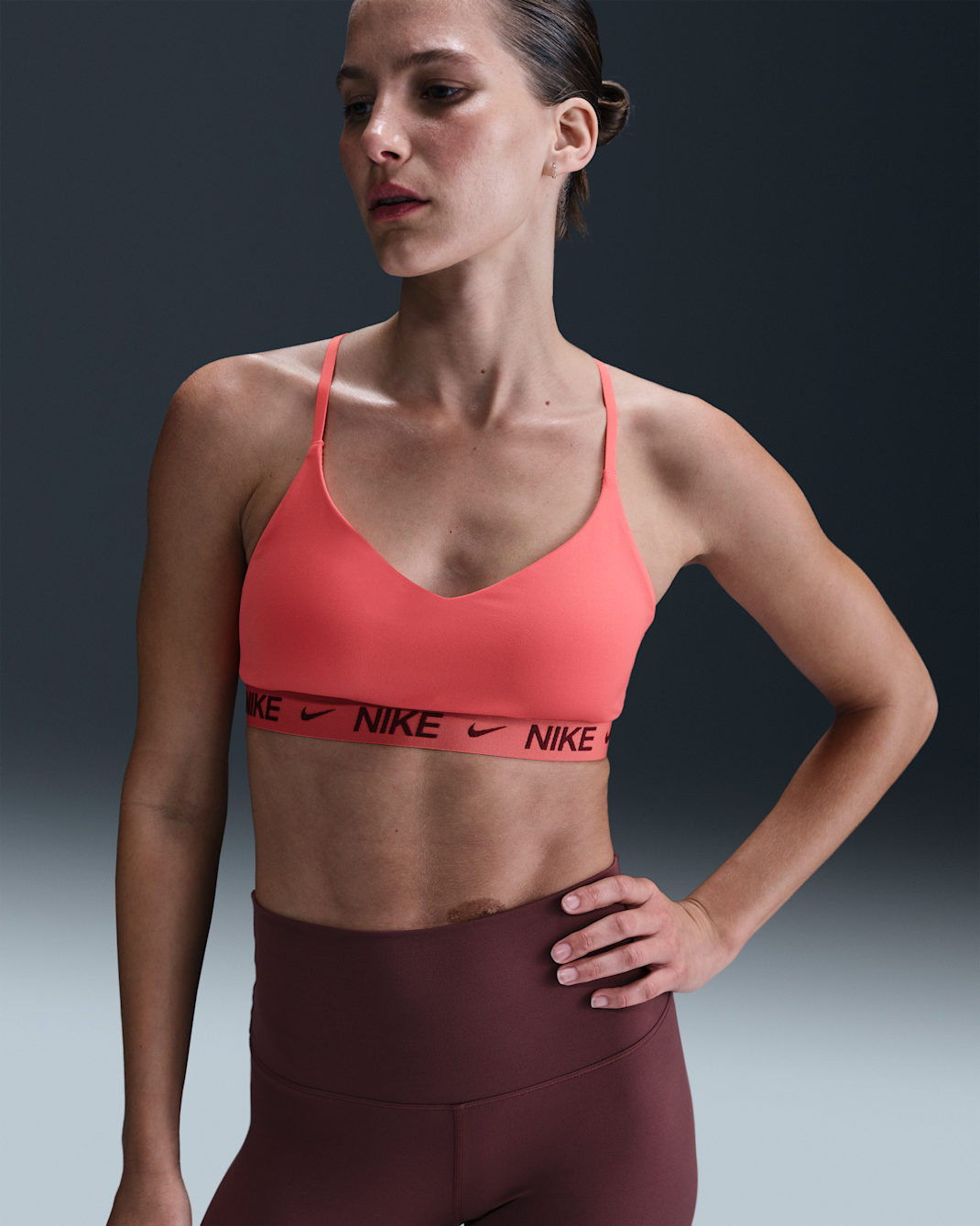 Bra deportivo ajustable con almohadillas para mujer Nike Indy Light Support - Brasa mágica/Rojo team oscuro