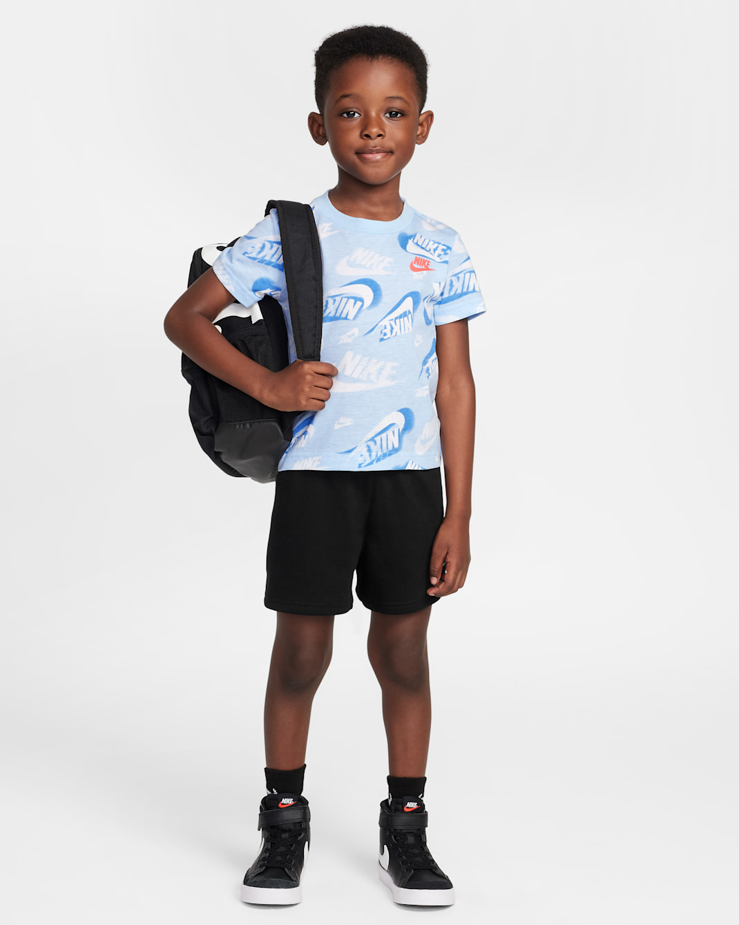 Conjunto de playera estampada y shorts de French Terry On the Move infantil Nike Sportswear - Negro
