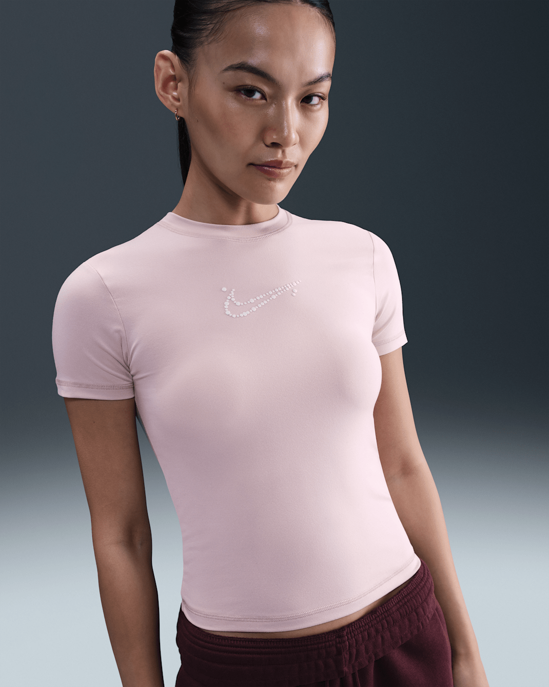 Nike Sportswear enges, kurz geschnittenes T-Shirt für Damen - Silt Red