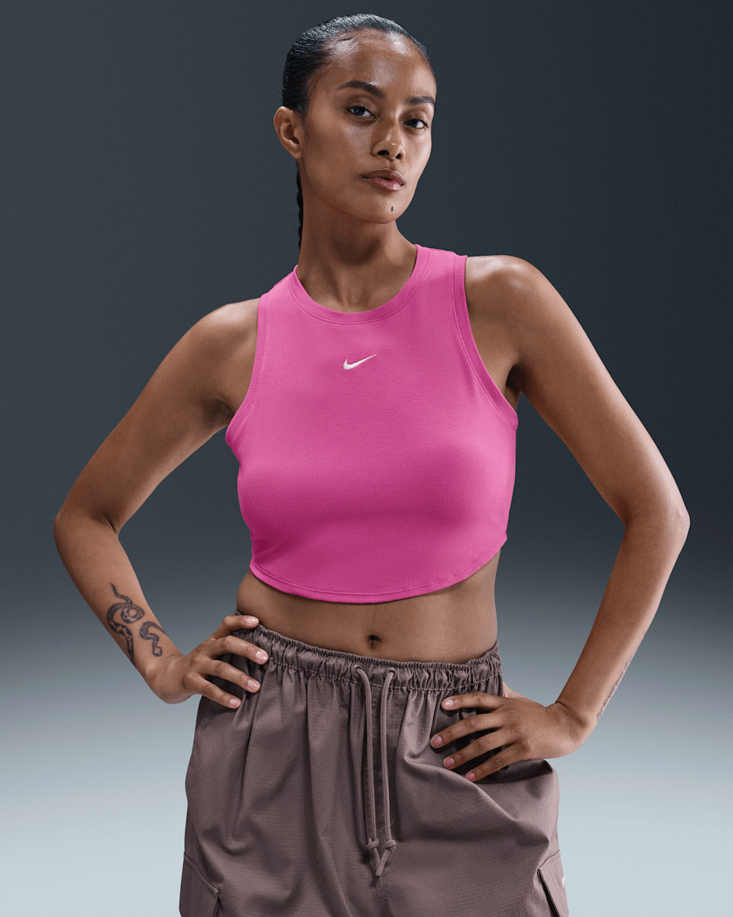 Camiseta de tirantes de tela de canalé pequeña ajustada cropped para mujer Nike Sportswear Chill Knit - Rosa alegre/Vela