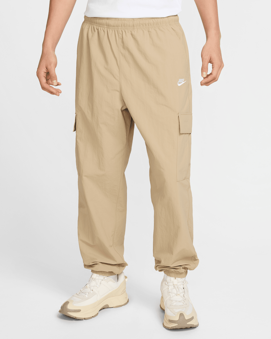 Ανδρικό υφαντό cargo παντελόνι Nike Club - Parachute Beige/Λευκό