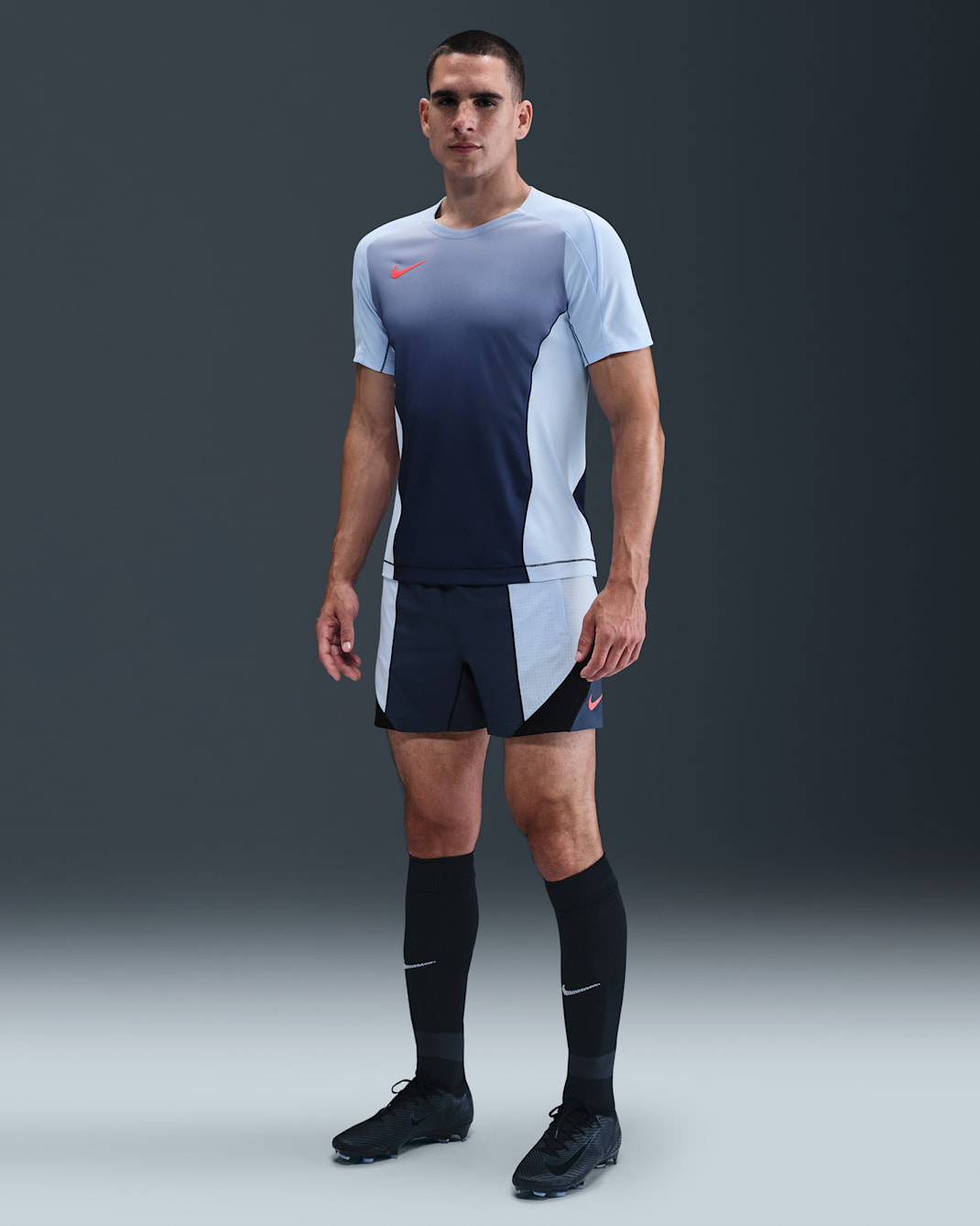 Shorts de fútbol Dri-FIT de 13 cm para hombre Nike Strike+ - Trueno azul/Tinte royal/Negro/Carmesí brillante