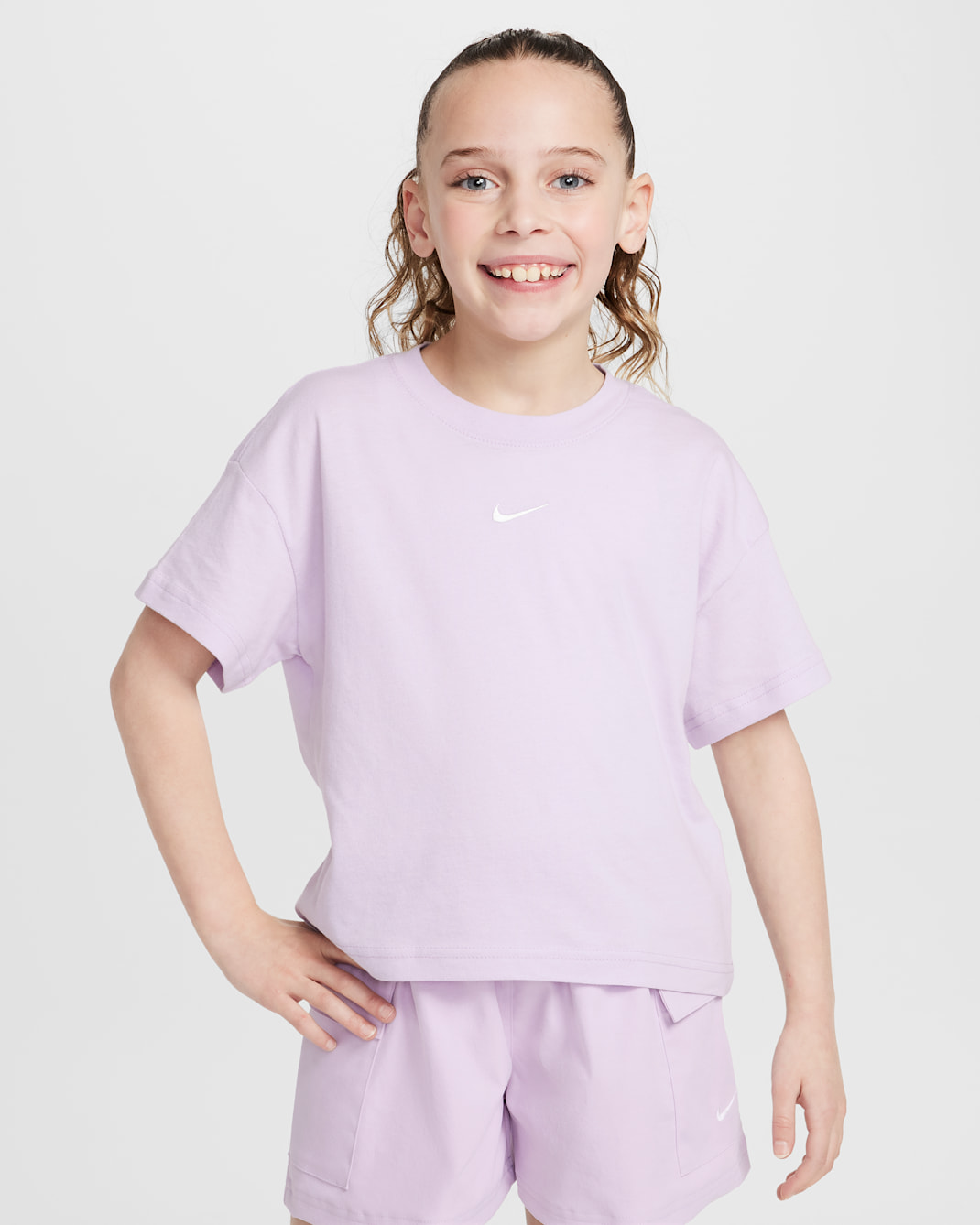 เสื้อยืดเด็กโต Nike Sportswear Essential (หญิง) - Doll