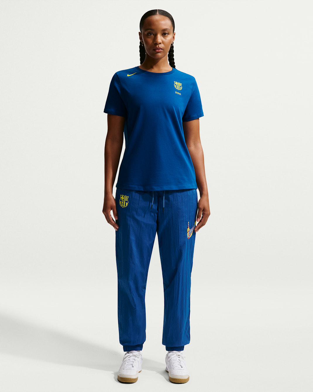 FC Barcelona Essential Nike Soccer vevd bukse med mellomhøy talje til dame - Gym Blue/Opti Yellow