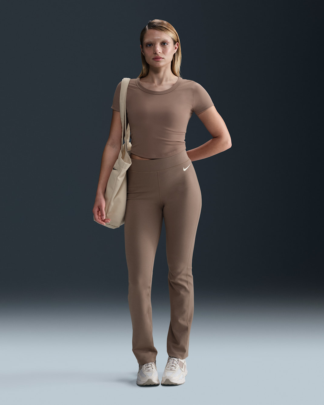 Pants acampanados de tiro alto para mujer Nike Sportswear Classic - Marrón visón/Vela