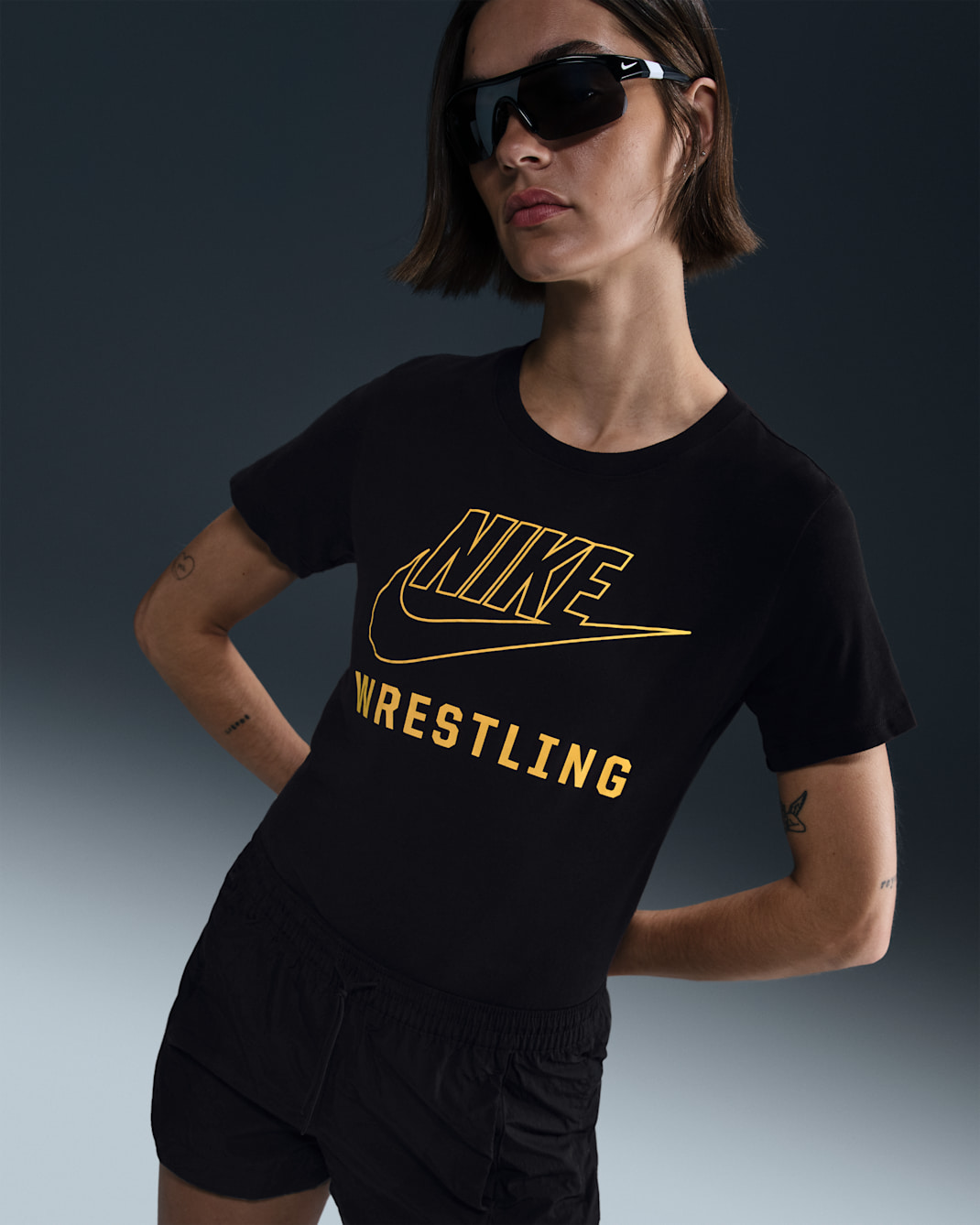 Playera de lucha para mujer Nike Swoosh - Negro