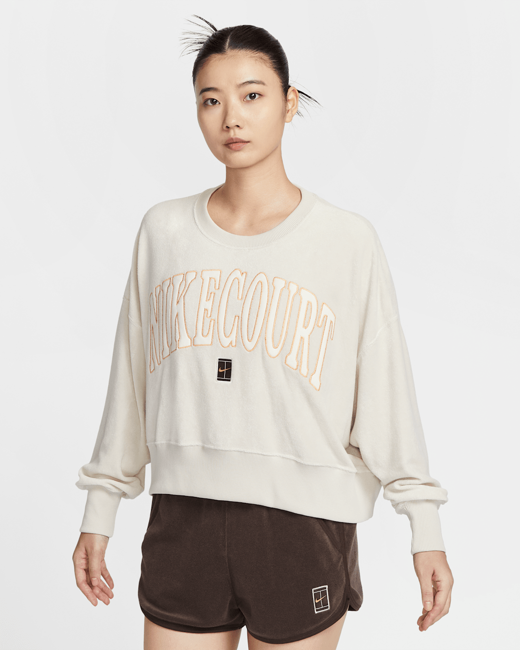 NikeCourt Heritage Women's Over-Oversized Crew-Neck Graphic Tennis Sweatshirt - Light Orewood Brown/Light Orewood Brown/Metallic Gold/Pale Ivory