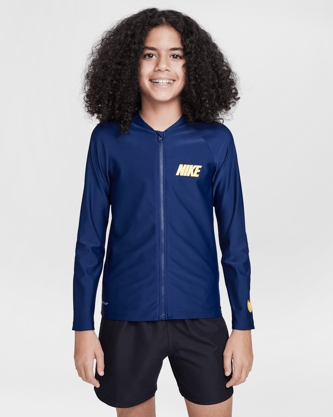 Playera de manga larga con cierre Hydroguard para niño talla grande Nike Swim 3-D Swoosh - Azul marino medianoche/Amarillo suave/Naranja motor/Naranja motor