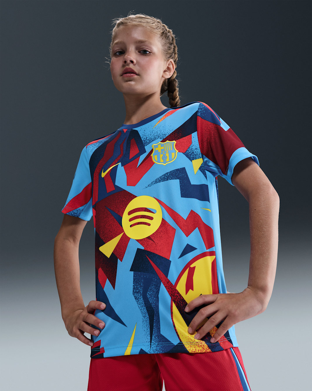 FC Barcelona Academy Pro negyedik Nike Dri-FIT mérkőzés előtti futballfelső nagyobb gyerekeknek - University Blue/University Blue/Gym Blue/Opti Yellow