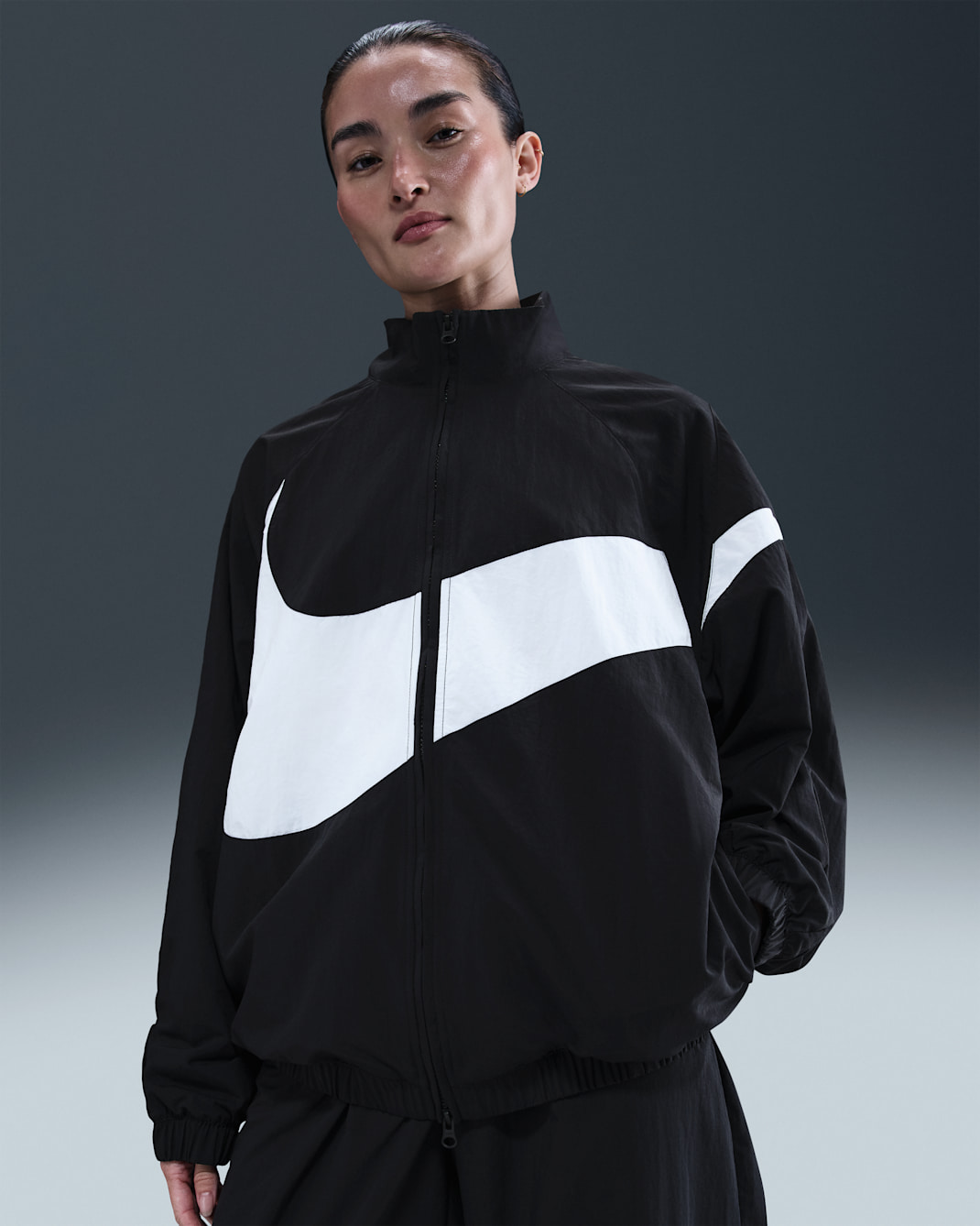 เสื้อแจ็คเก็ตแบบทอขนาดโอเวอร์ไซส์ผู้หญิง Nike Sportswear - ดำ/ดำ/ขาว