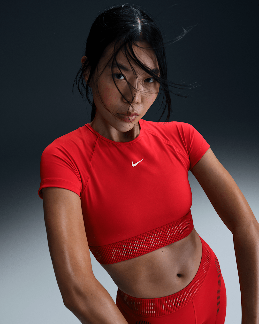 Playera de manga corta Dri-FIT con gráfico cropped para mujer Nike Pro - Rojo universitario/Rojo team oscuro/Brasa mágica/Blanco