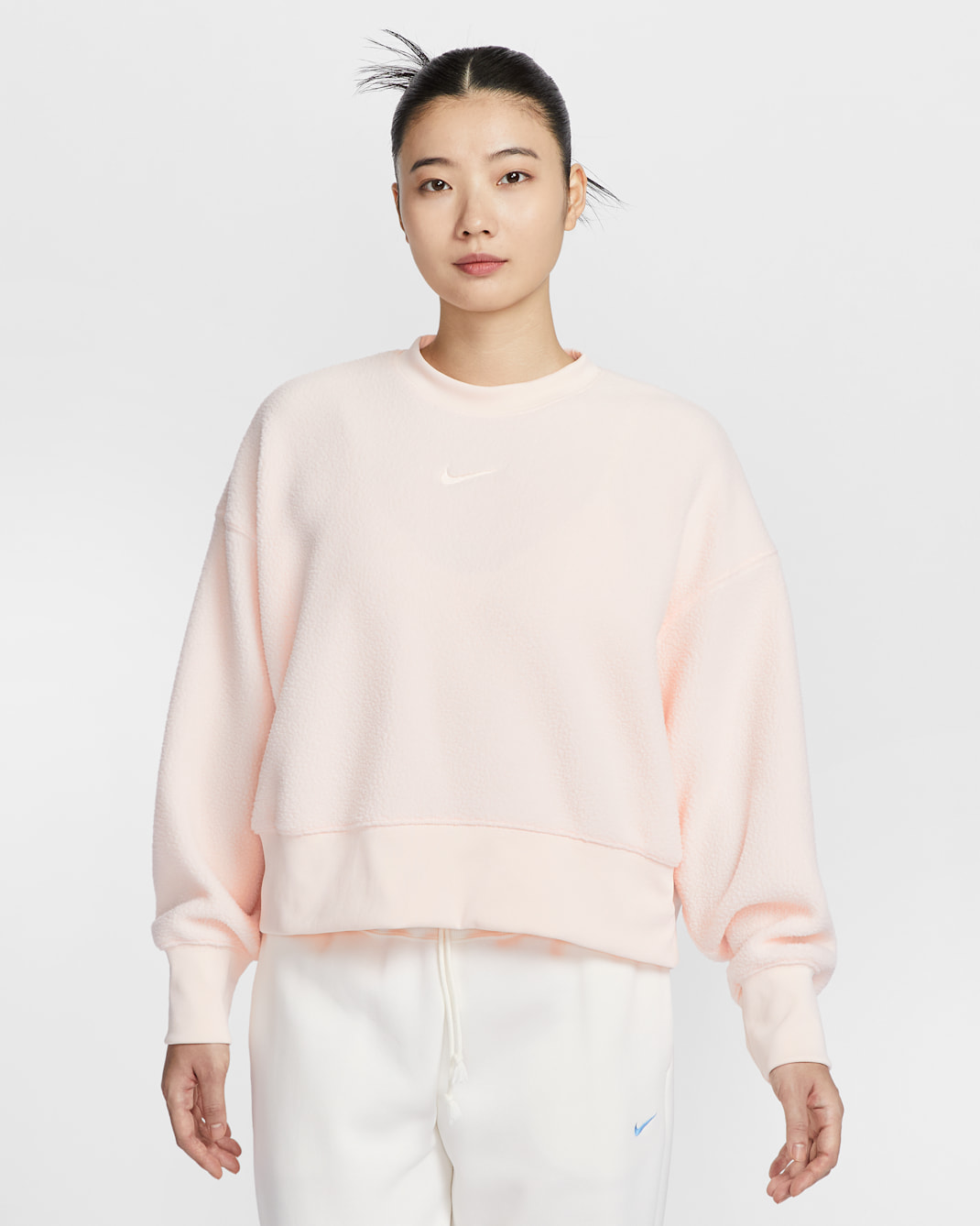ナイキ スポーツウェア プラッシュ ウィメンズ モッド クロップ クルーネック スウェットシャツ - グアバアイス/グアバアイス