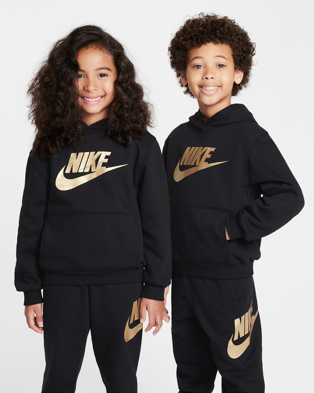 Sudadera con gorro para niños talla pequeña Nike Sportswear Club Fleece Pullover - Negro/Oro metalizado
