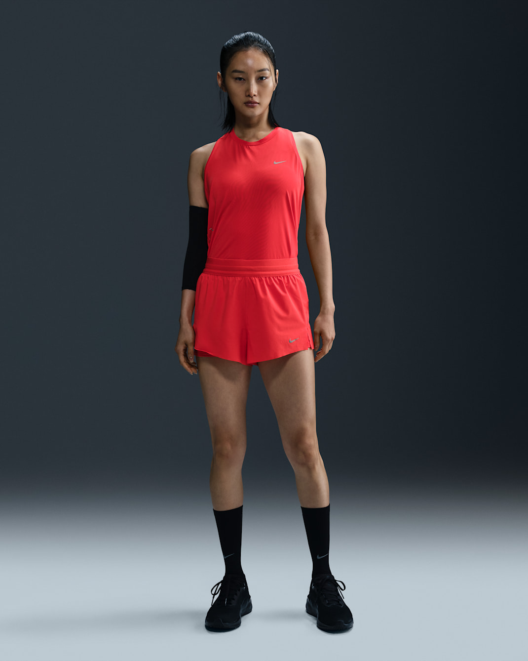 ナイキ スウィフト ウィメンズ Dri-FIT ミッドライズ 2イン1 ランニングショートパンツ - ライトクリムゾン