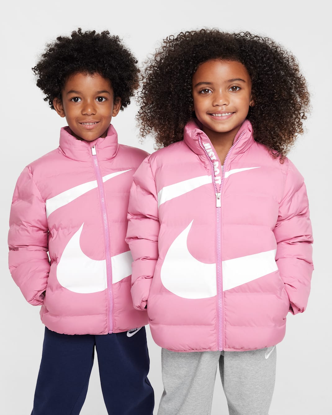 Chamarra acolchada Swoosh con patrón en bajorrelieve para niños talla pequeña Nike - Flamenco mágico