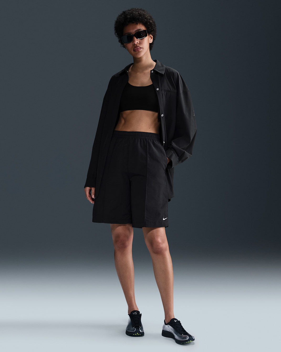 Nike Sportswear Everything Wovens Shorts mit hohem Bund (Damen, ca. 23 cm) - Schwarz/Weiß