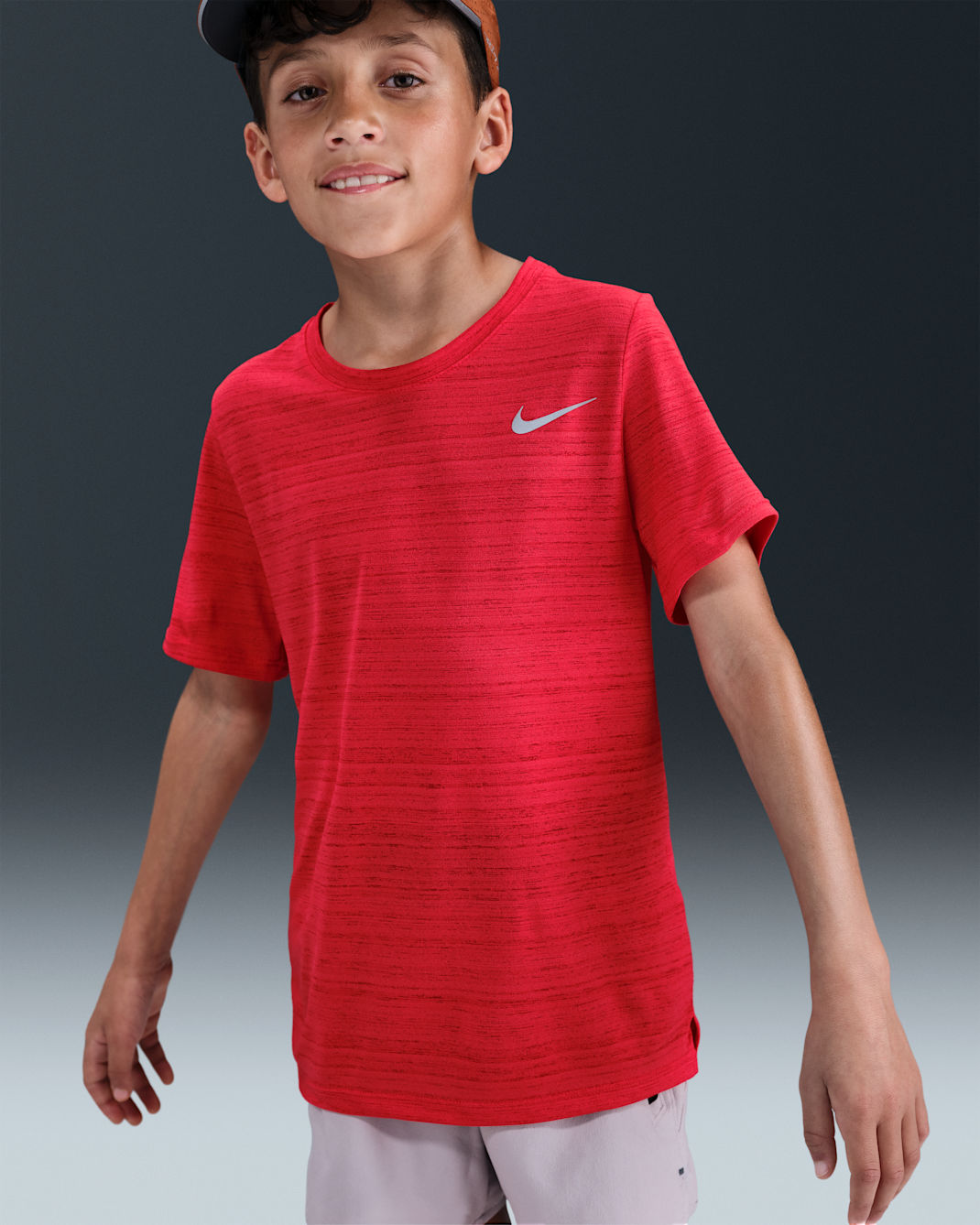 Nike Dri-FIT Miler Playera de entrenamiento para niño talla grande - Carmesí claro