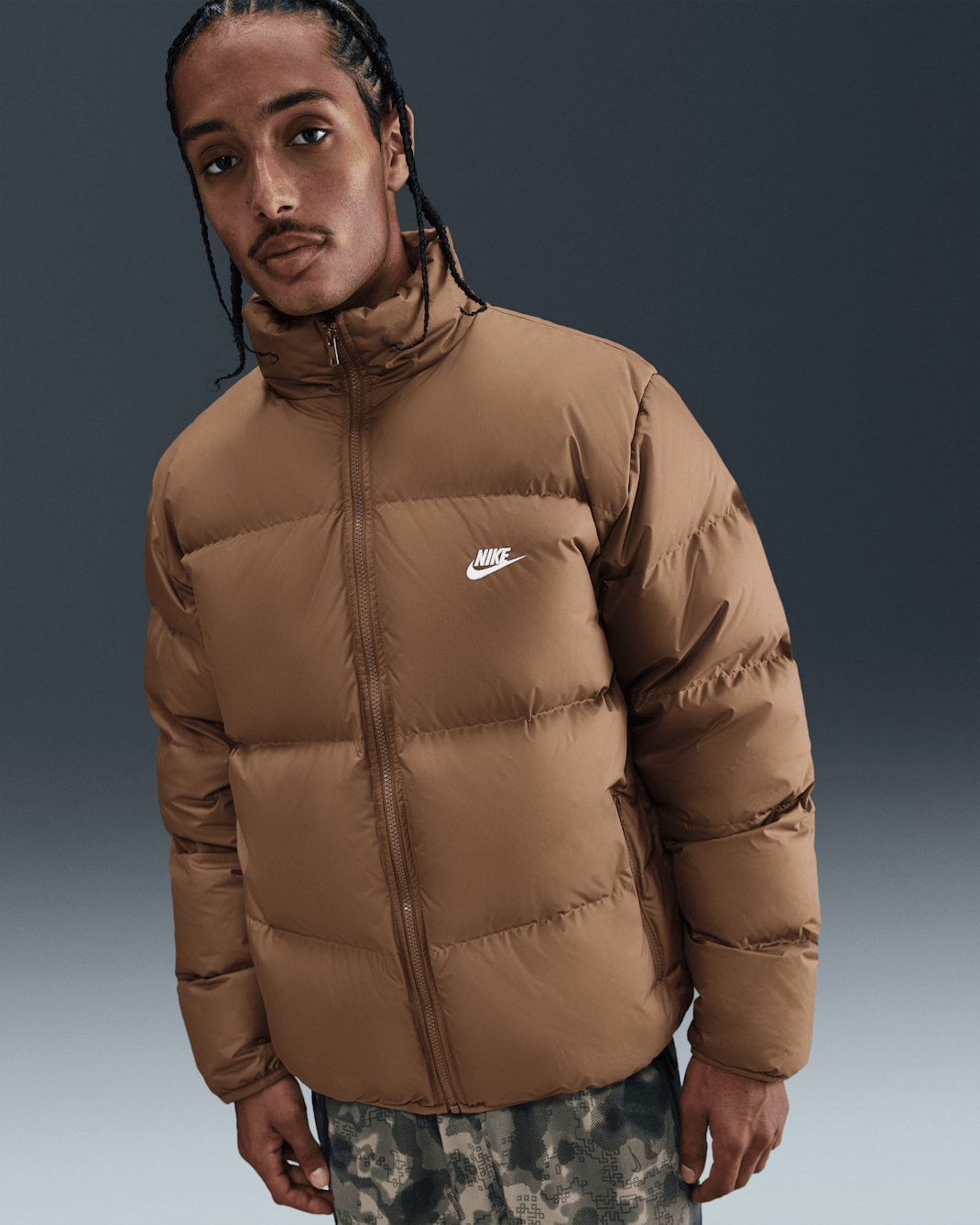 Nike Sportswear Club Therma-FIT Puffer-Jacke (Herren) - Mosswood Brown/Weiß