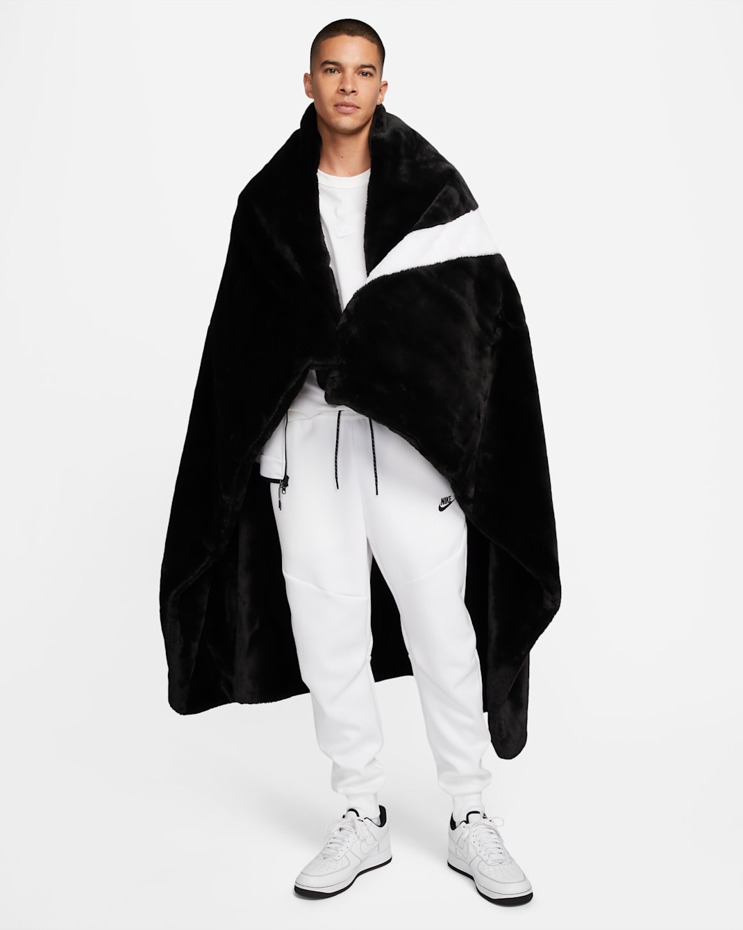 Nike Sportswear Faux Fur Blanket - Black/White