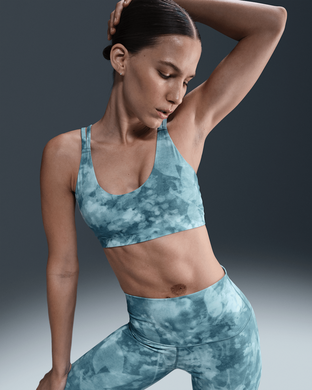 Nike Zenvy-sports-bh med indlæg, let støtte og print til kvinder - Smokey Blue/hvid