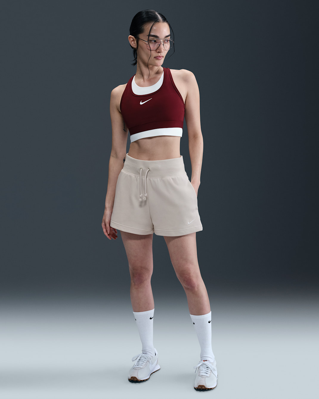 Shorts de French Terry de tiro alto para mujer Nike Sportswear Phoenix Fleece - Marrón verdoso claro/Vela