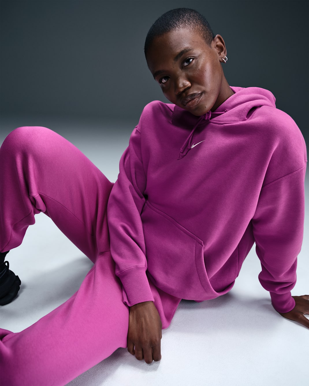 Sudadera con gorro sin cierre oversized para mujer Nike Sportswear Phoenix Fleece - Fucsia cálido/Vela