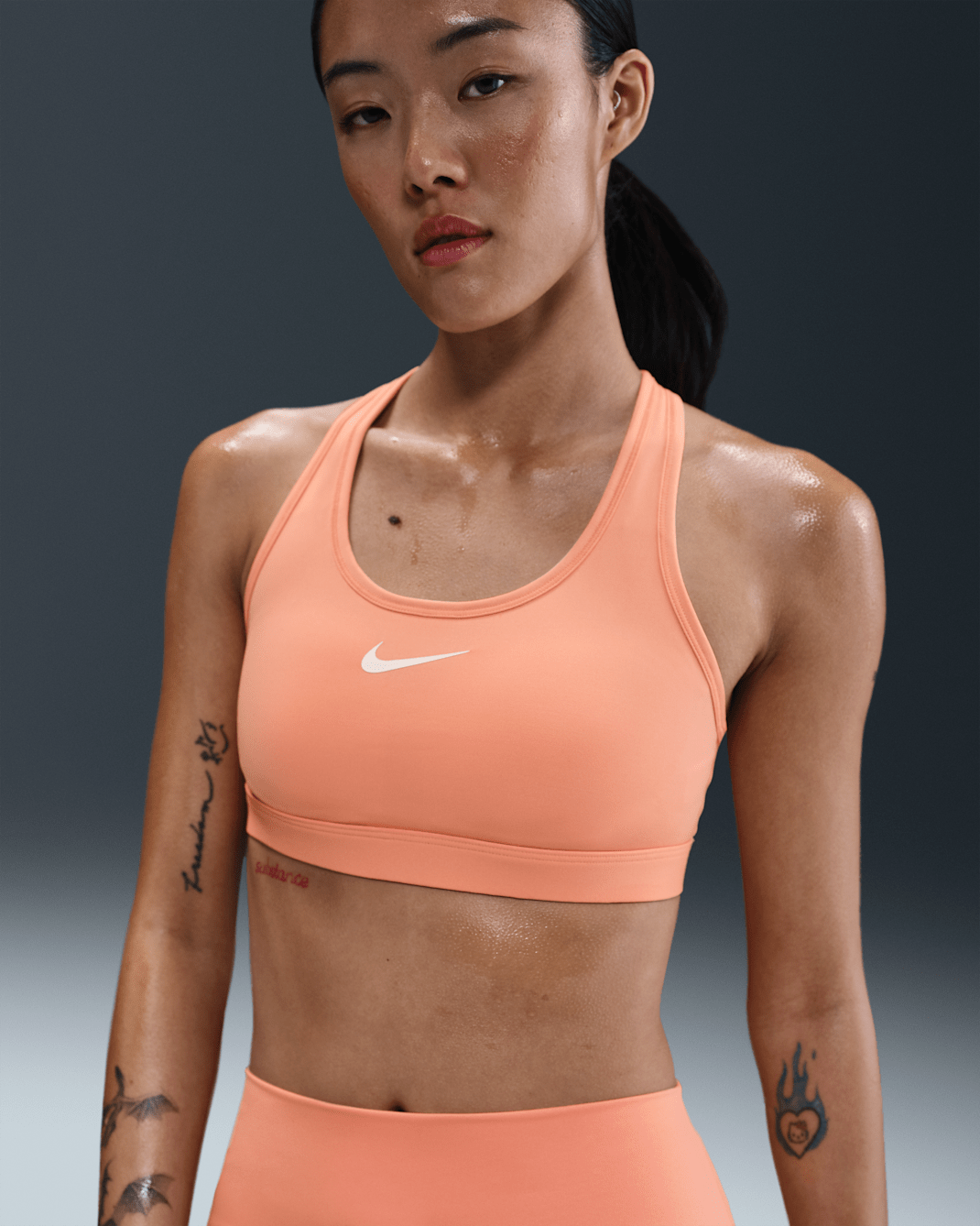 ナイキ スウッシュ ミディアムサポート ウィメンズ パッディド スポーツブラ - アプリコットアゲート/ホワイト