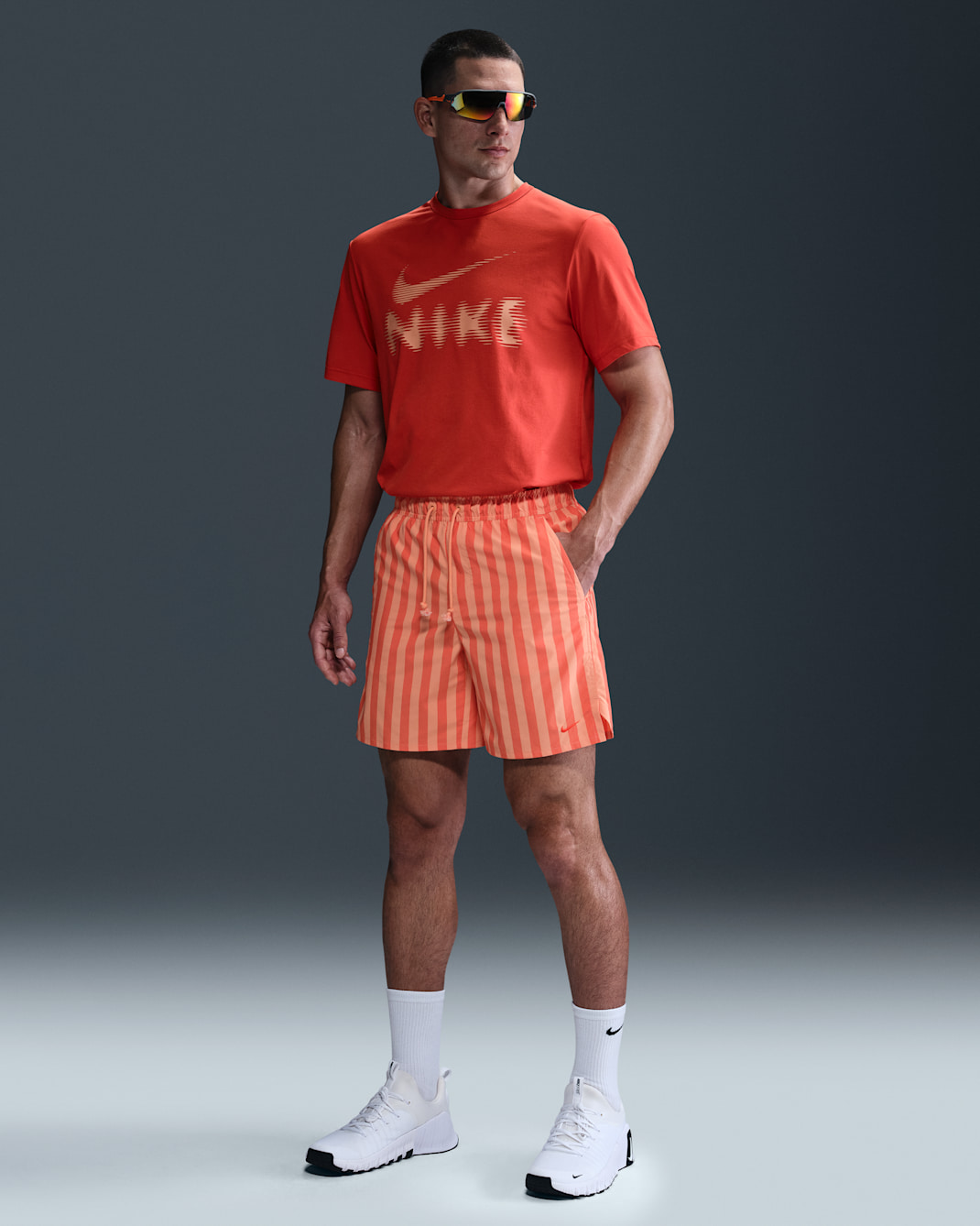 Shorts versátiles Dri-FIT de 18 cm sin forro para hombre Nike Unlimited - Rojo picante/Ágata melocotón/Rojo picante