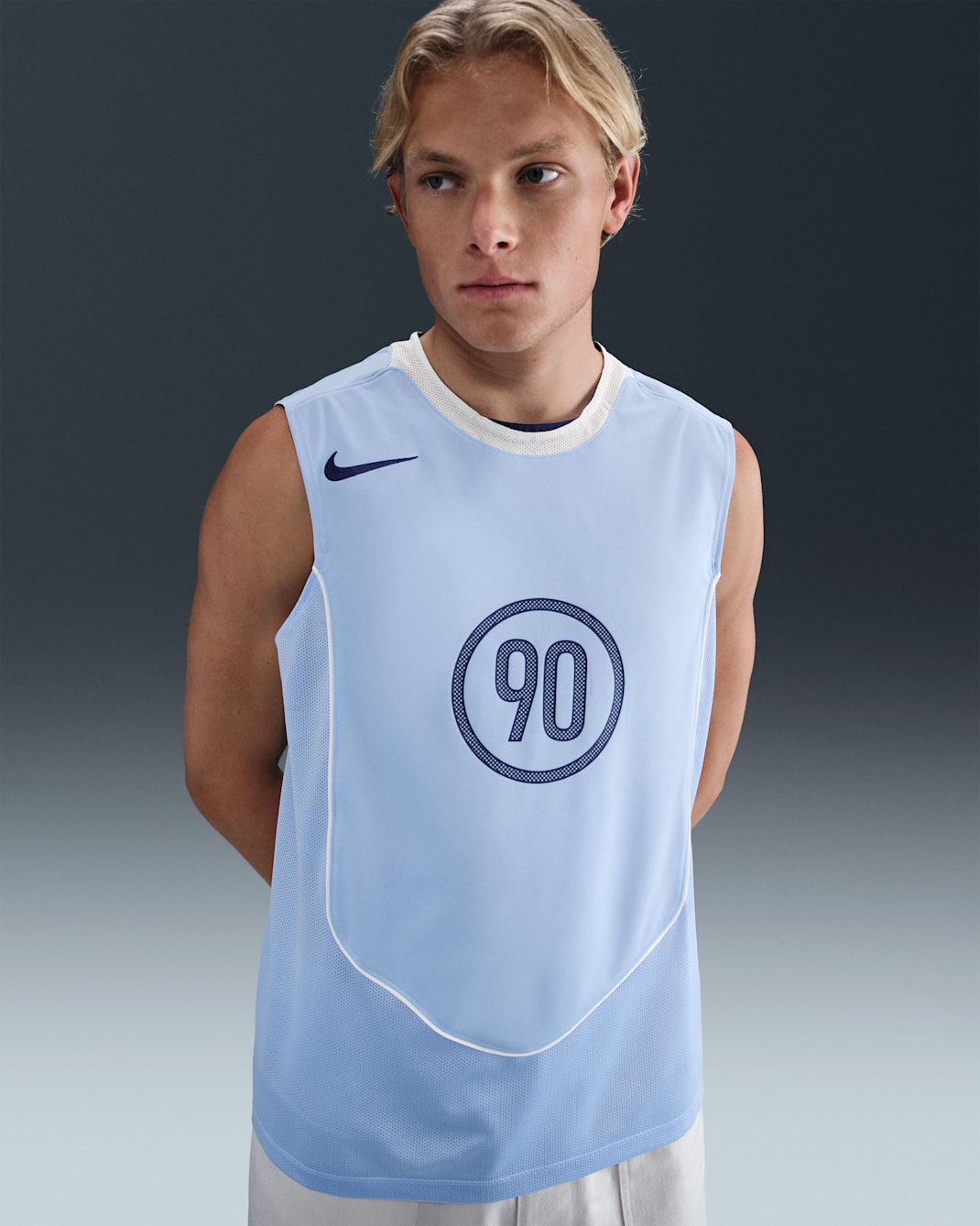 Playera de fútbol sin mangas Dri-FIT para hombre Nike Total 90 - Aluminio/Vela/Vela/Azul vacío