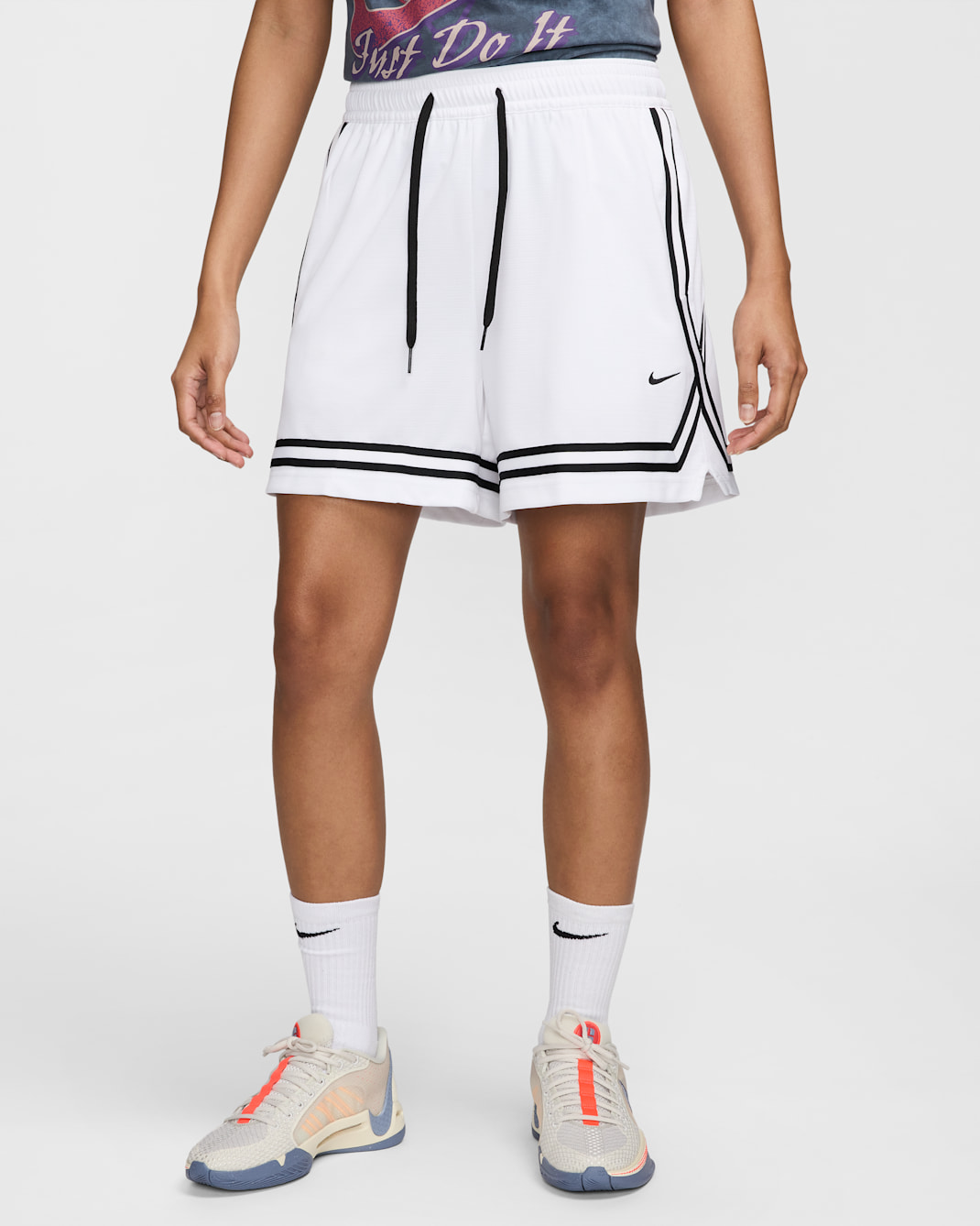 กางเกงบาสเก็ตบอลขาสั้น 5 นิ้วผู้หญิง Dri-FIT Nike Crossover - ขาว/ดำ/ดำ