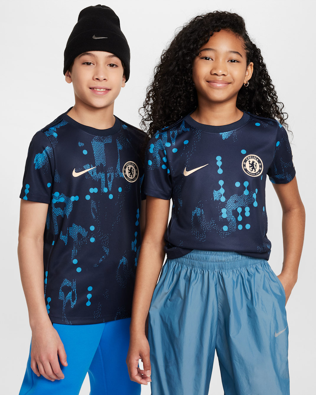 Chelsea FC Academy Pro Nike Dri-FIT kortermet fotballoverdel for oppvarming til store barn - Obsidian/Guava Ice