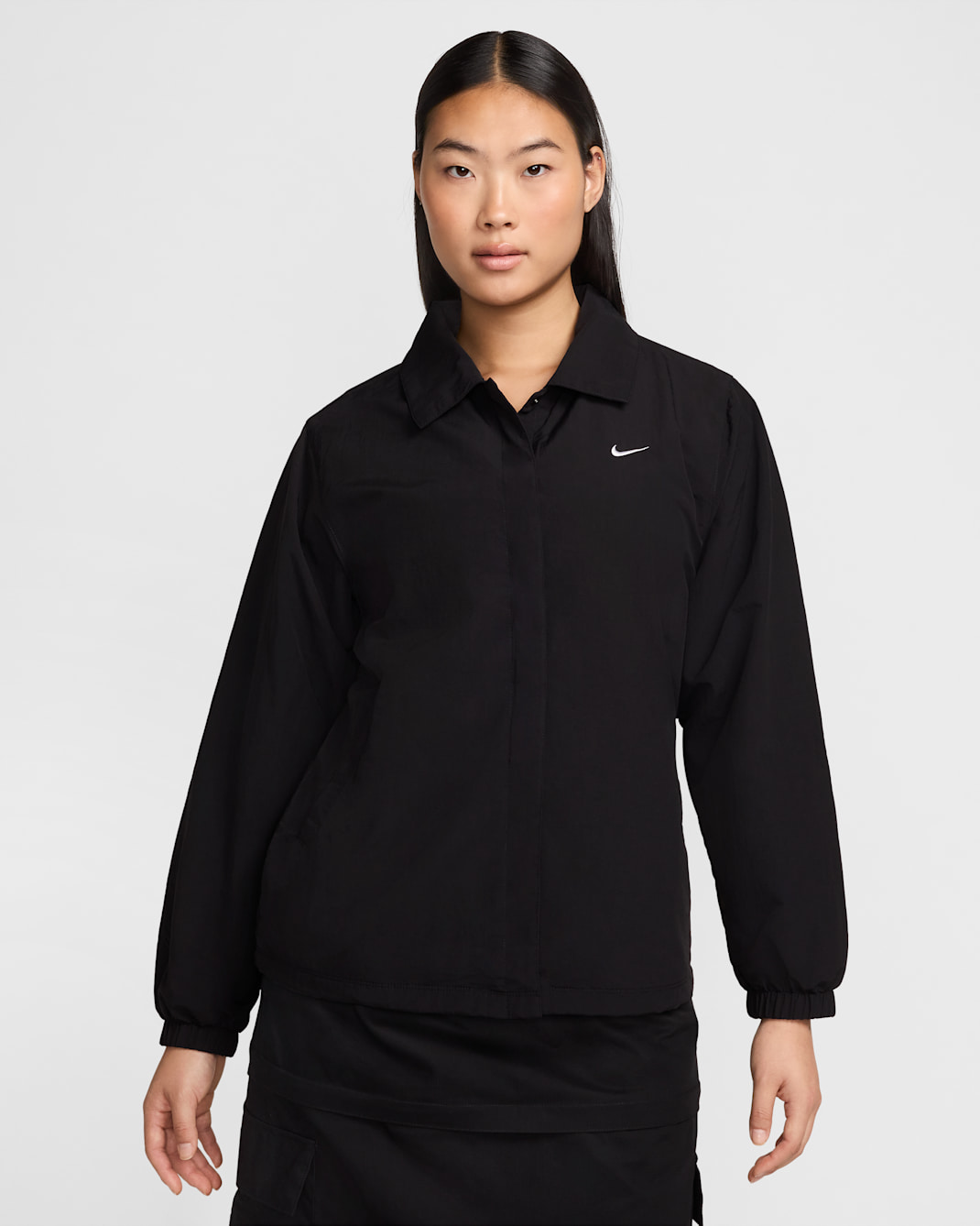 나이키 스포츠웨어 에센셜 여성 오버사이즈 UV 우븐 코치 재킷 - 블랙/화이트