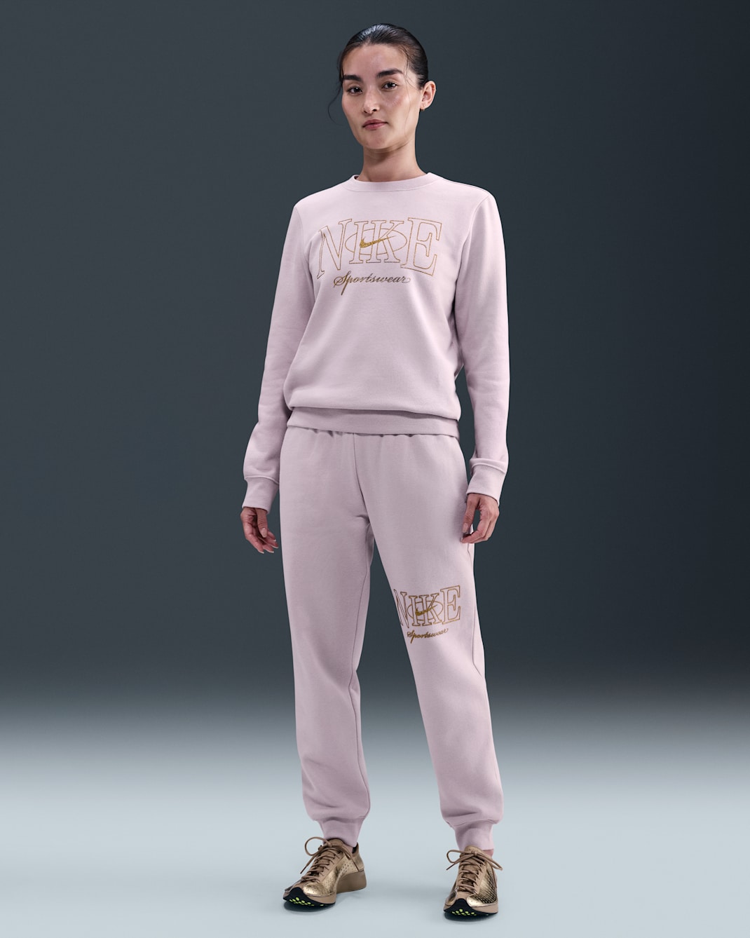 ナイキ スポーツウェア クラブ フリース ウィメンズ ミッドライズ ジョガーパンツ  - プラチナムバイオレット