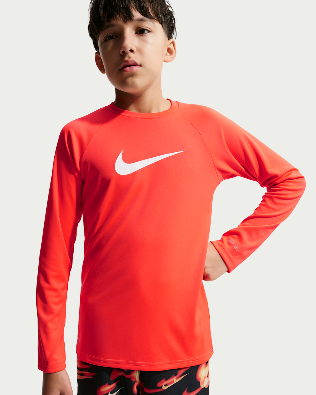 Playera de manga larga Dri-FIT UV para niño talla grande Nike Swim Hydroguard Essential - Carmesí brillante/Carmesí brillante/Blanco