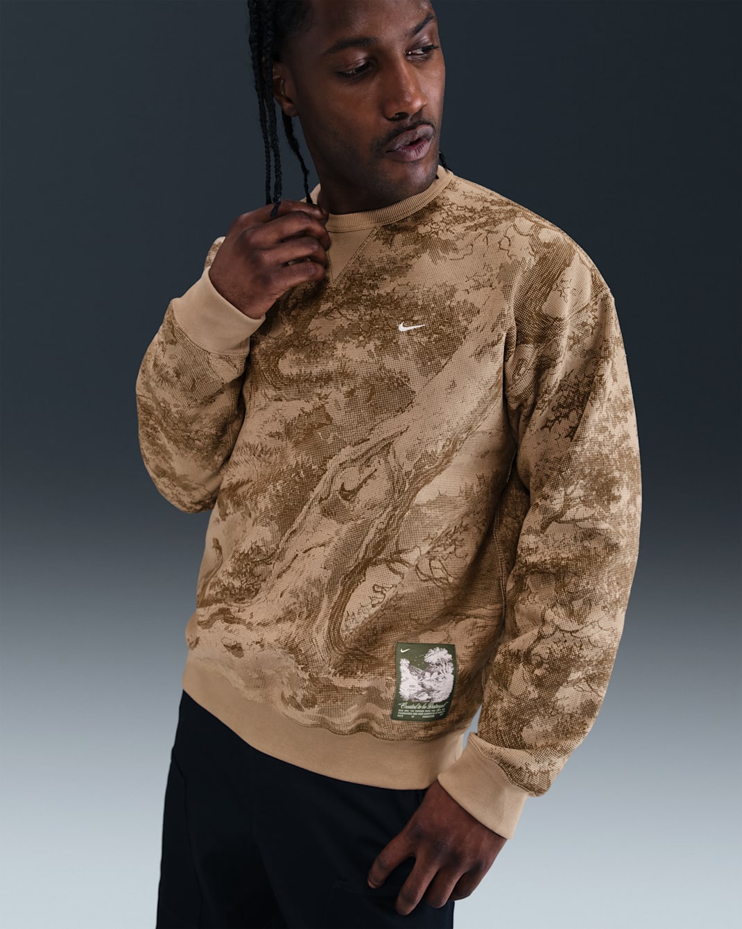 Sudadera de cuello redondo de tejido Fleece para hombre Nike Solo Swoosh - Beige paracaídas/Marrón musgo/Blanco