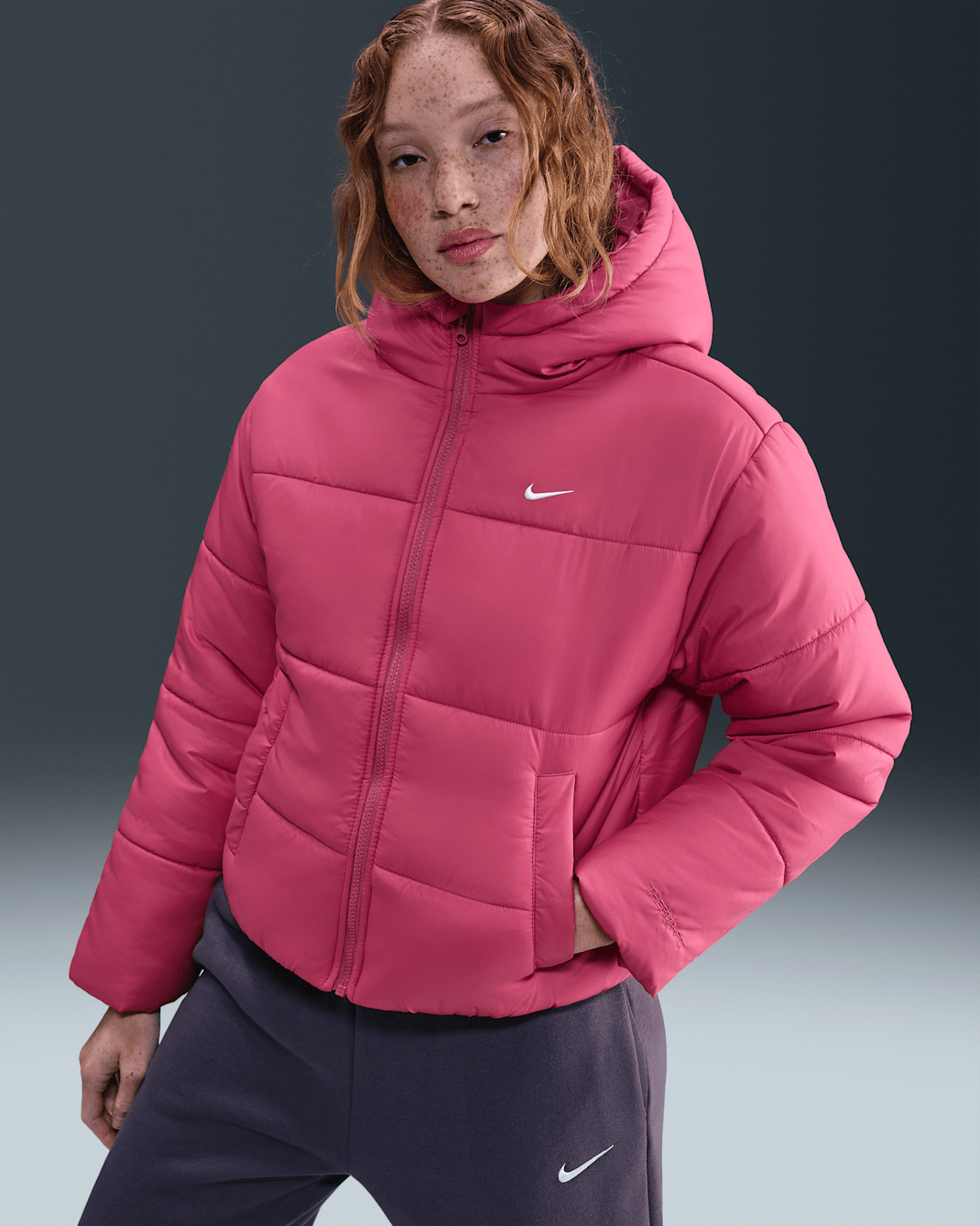 Nike Sportswear Classic Puffer lockere Therma-FIT Jacke mit Kapuze für Damen - Sweet Beet/Weiß