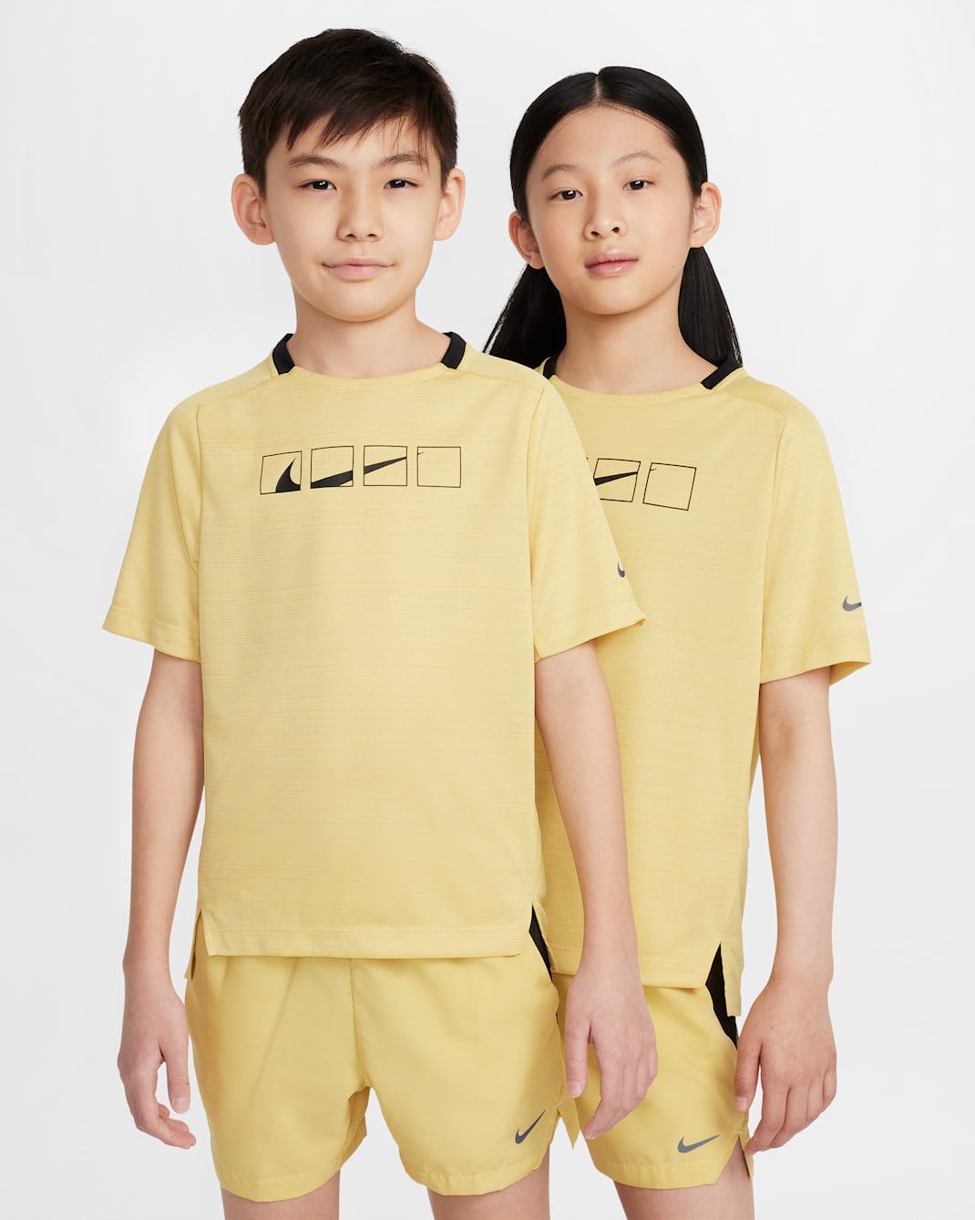 Playera de manga corta Dri-FIT para niños talla grande Nike Multi Tech - Oro Saturno/Negro