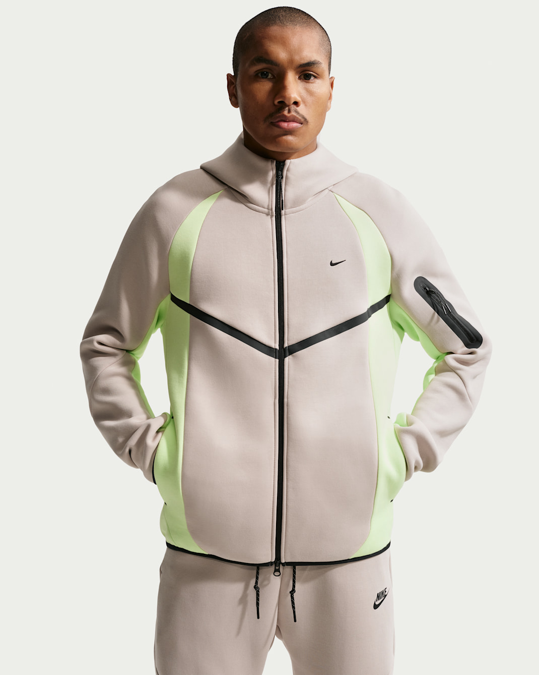 Chamarra Windrunner para hombre con tecnología Nike Tech de tejido Fleece con cierre completo y bloques de color - Crema II/Lima líquida claro/Negro