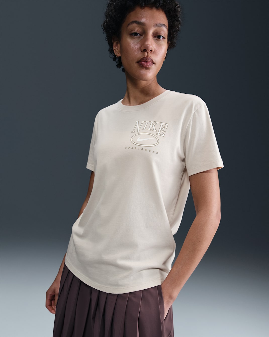 Playera de manga corta con gráfico para mujer Nike Sportswear Club - Marrón verdoso claro