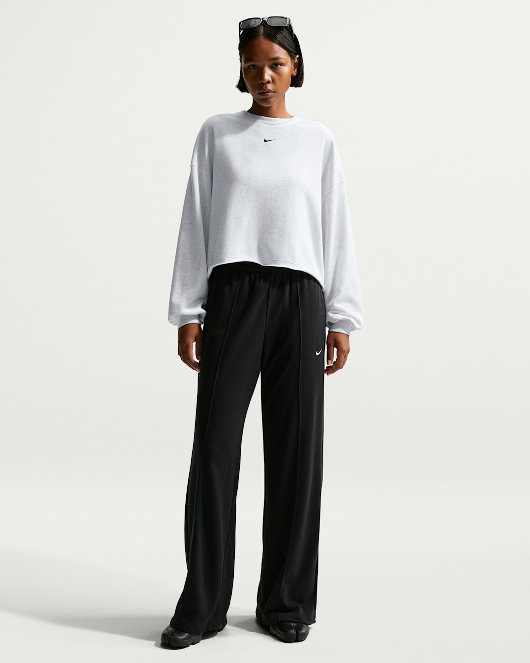 Pants de French Terry de tiro medio con dobladillo abierto para mujer Nike Sportswear Chill Terry - Negro/Negro/Vela