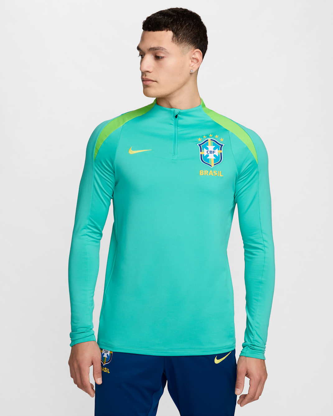 Playera de entrenamiento de fútbol Nike Dri-FIT para hombre Brasil Strike - Retro claro/Verde acción/Amarillo dinámico